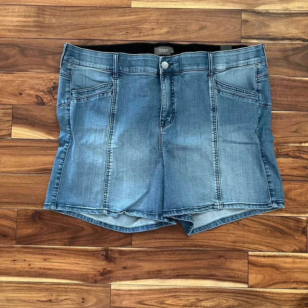 NWT Torrid 24 Denim Stretch Long Length Casual Shorts
